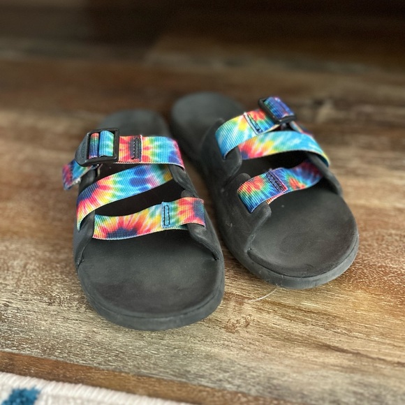 Girls, tie-dye Chaco sandals - Picture 2 of 4